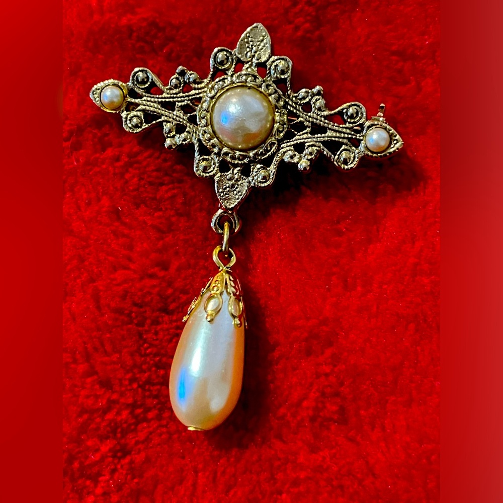Vintage Goldtone And Simulated Pearls Brooch